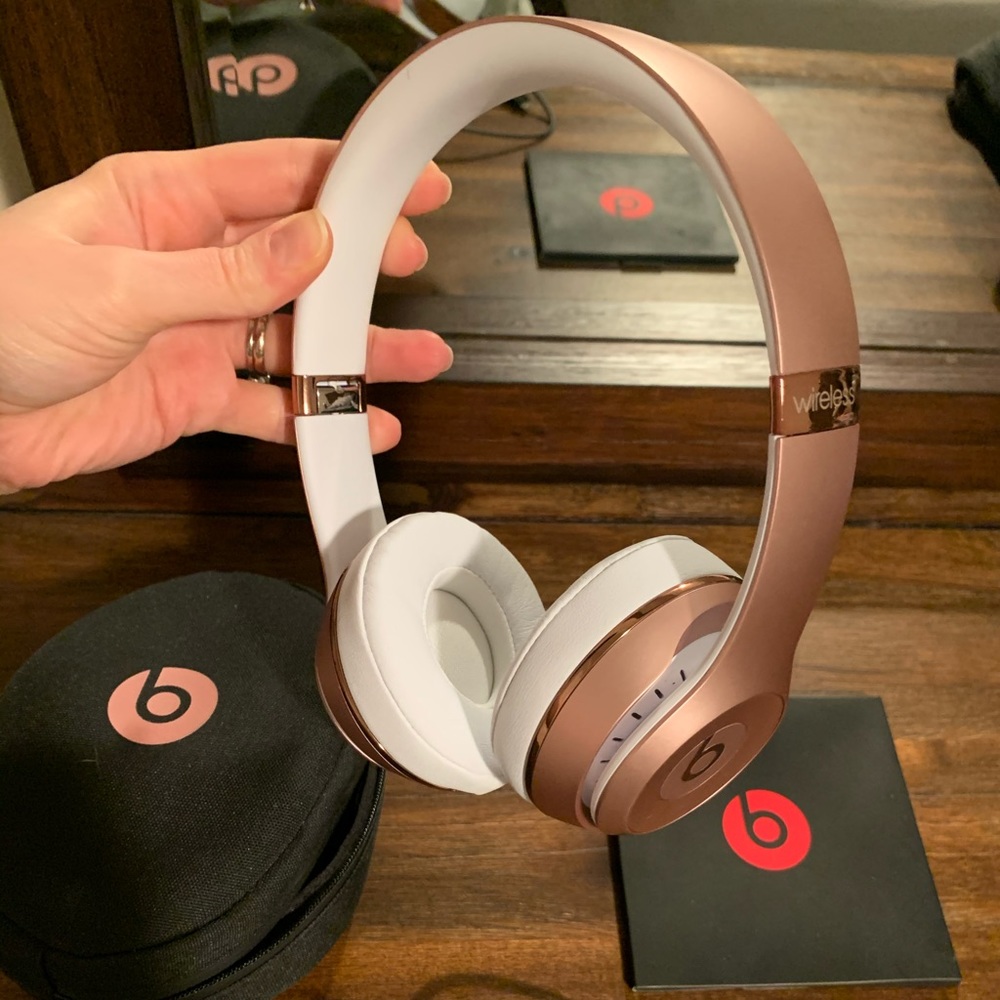 Beats Solo 3 Wireless Headphones in Rose Gold